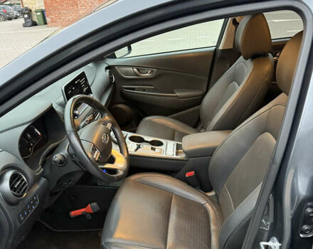 Сірий Хендай Kona, об'ємом двигуна 0 л та пробігом 98 тис. км за 17900 $, фото 12 на Automoto.ua