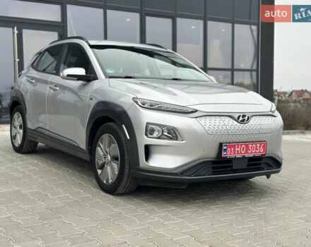 Серый Хендай Kona, объемом двигателя 0 л и пробегом 62 тыс. км за 18900 $, фото 2 на Automoto.ua