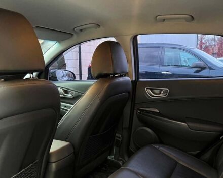 Серый Хендай Kona, объемом двигателя 64 л и пробегом 50 тыс. км за 23700 $, фото 19 на Automoto.ua