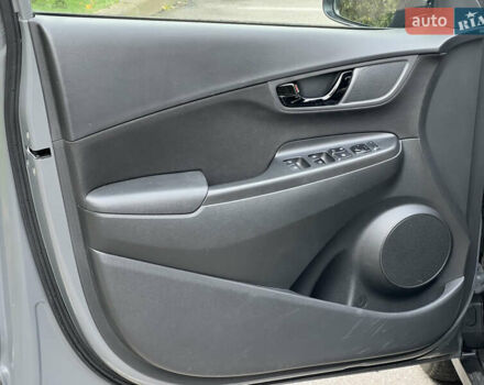 Серый Хендай Kona, объемом двигателя 1.6 л и пробегом 54 тыс. км за 20950 $, фото 27 на Automoto.ua