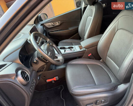 Сірий Хендай Kona, об'ємом двигуна 0 л та пробігом 40 тис. км за 16799 $, фото 15 на Automoto.ua