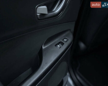 Серый Хендай Kona, объемом двигателя 0 л и пробегом 98 тыс. км за 18300 $, фото 19 на Automoto.ua