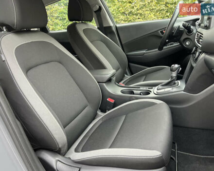 Серый Хендай Kona, объемом двигателя 1.6 л и пробегом 54 тыс. км за 20950 $, фото 53 на Automoto.ua