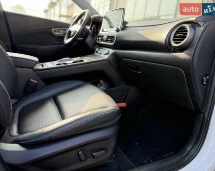 Серый Хендай Kona, объемом двигателя 0 л и пробегом 93 тыс. км за 17970 $, фото 39 на Automoto.ua