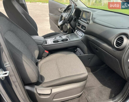 Серый Хендай Kona, объемом двигателя 0 л и пробегом 49 тыс. км за 15199 $, фото 35 на Automoto.ua