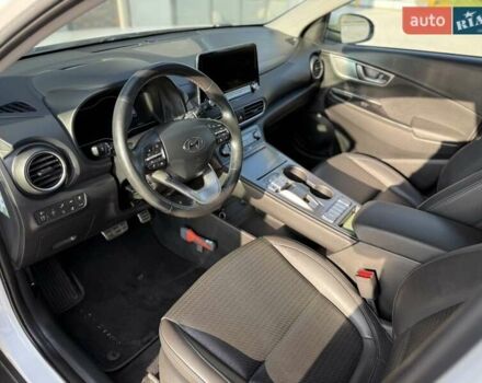 Серый Хендай Kona, объемом двигателя 0 л и пробегом 93 тыс. км за 17970 $, фото 40 на Automoto.ua