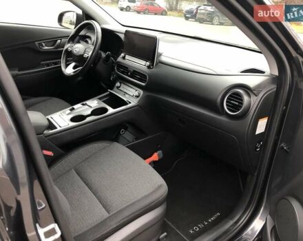 Сірий Хендай Kona, об'ємом двигуна 0 л та пробігом 70 тис. км за 18100 $, фото 23 на Automoto.ua