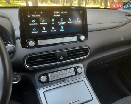 Серый Хендай Kona, объемом двигателя 0 л и пробегом 86 тыс. км за 15500 $, фото 16 на Automoto.ua