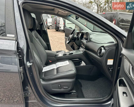 Сірий Хендай Kona, об'ємом двигуна 0 л та пробігом 61 тис. км за 18800 $, фото 35 на Automoto.ua