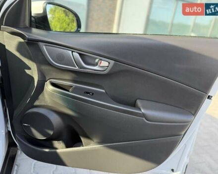 Серый Хендай Kona, объемом двигателя 0 л и пробегом 93 тыс. км за 17970 $, фото 44 на Automoto.ua