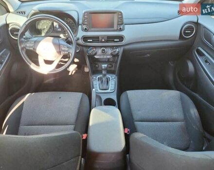 Серый Хендай Kona, объемом двигателя 2 л и пробегом 86 тыс. км за 2500 $, фото 7 на Automoto.ua