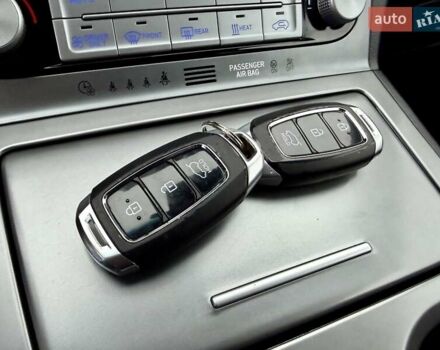 Серый Хендай Kona, объемом двигателя 0 л и пробегом 74 тыс. км за 15250 $, фото 58 на Automoto.ua