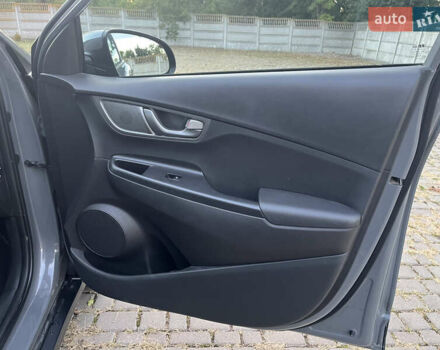 Серый Хендай Kona, объемом двигателя 0 л и пробегом 75 тыс. км за 15200 $, фото 13 на Automoto.ua