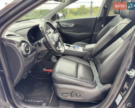 Серый Хендай Kona, объемом двигателя 0 л и пробегом 62 тыс. км за 16900 $, фото 19 на Automoto.ua