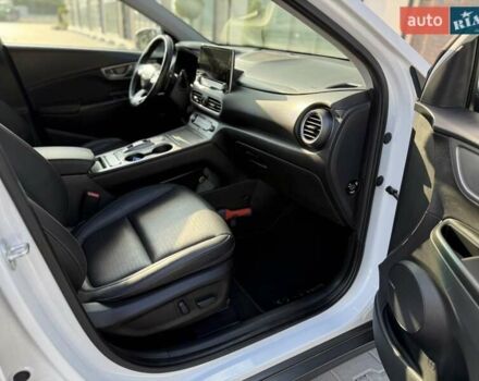 Серый Хендай Kona, объемом двигателя 0 л и пробегом 93 тыс. км за 17970 $, фото 35 на Automoto.ua