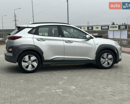 Серый Хендай Kona, объемом двигателя 0 л и пробегом 62 тыс. км за 18900 $, фото 6 на Automoto.ua