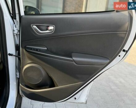 Серый Хендай Kona, объемом двигателя 0 л и пробегом 93 тыс. км за 17970 $, фото 36 на Automoto.ua