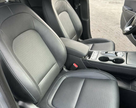 Серый Хендай Kona, объемом двигателя 0 л и пробегом 56 тыс. км за 17900 $, фото 11 на Automoto.ua