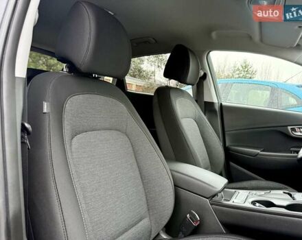 Серый Хендай Kona, объемом двигателя 0 л и пробегом 74 тыс. км за 15250 $, фото 73 на Automoto.ua