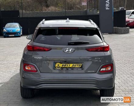 Серый Хендай Kona, объемом двигателя 64 л и пробегом 65 тыс. км за 22500 $, фото 4 на Automoto.ua