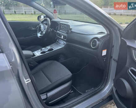 Серый Хендай Kona, объемом двигателя 0 л и пробегом 75 тыс. км за 15200 $, фото 12 на Automoto.ua