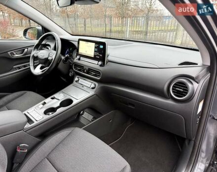 Серый Хендай Kona, объемом двигателя 0 л и пробегом 74 тыс. км за 15250 $, фото 74 на Automoto.ua
