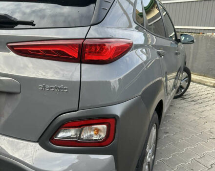 Серый Хендай Kona, объемом двигателя 0 л и пробегом 56 тыс. км за 17900 $, фото 7 на Automoto.ua