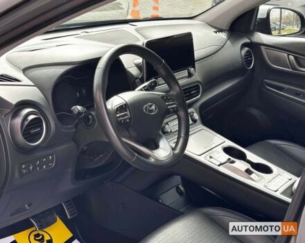 Серый Хендай Kona, объемом двигателя 64 л и пробегом 65 тыс. км за 22500 $, фото 6 на Automoto.ua