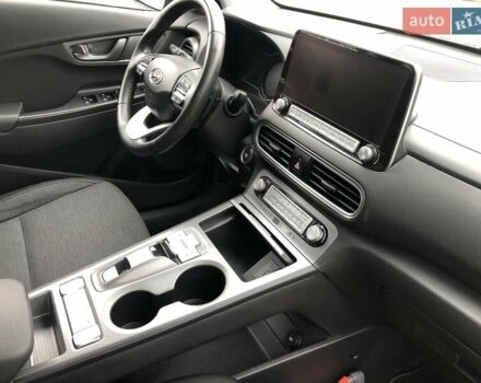 Сірий Хендай Kona, об'ємом двигуна 0 л та пробігом 70 тис. км за 18100 $, фото 24 на Automoto.ua