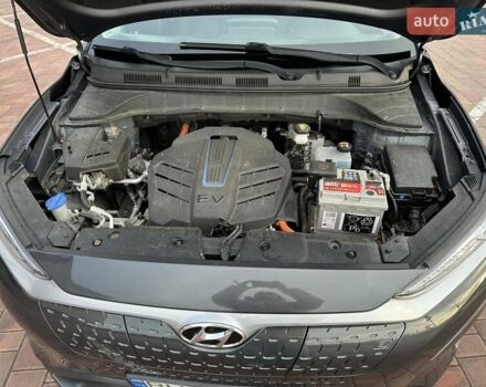 Серый Хендай Kona, объемом двигателя 0 л и пробегом 95 тыс. км за 17000 $, фото 6 на Automoto.ua