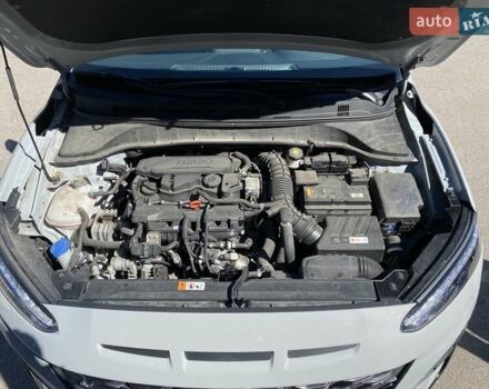 Сірий Хендай Kona, об'ємом двигуна 1.6 л та пробігом 42 тис. км за 24000 $, фото 4 на Automoto.ua