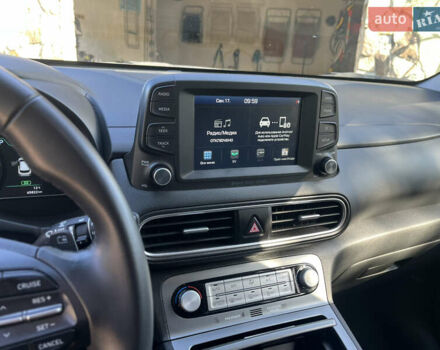 Серый Хендай Kona, объемом двигателя 0 л и пробегом 69 тыс. км за 17500 $, фото 5 на Automoto.ua