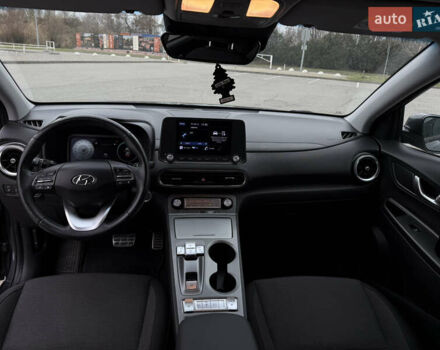 Серый Хендай Kona, объемом двигателя 0 л и пробегом 39 тыс. км за 16999 $, фото 19 на Automoto.ua