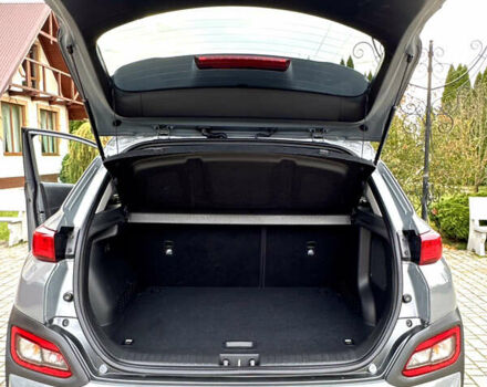 Серый Хендай Kona, объемом двигателя 0 л и пробегом 82 тыс. км за 17888 $, фото 81 на Automoto.ua