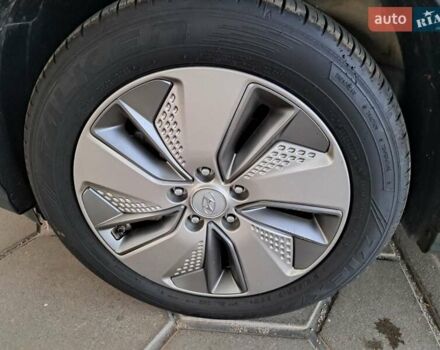 Серый Хендай Kona, объемом двигателя 0 л и пробегом 98 тыс. км за 19373 $, фото 12 на Automoto.ua