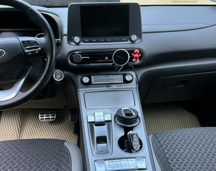 Серый Хендай Kona, объемом двигателя 0 л и пробегом 74 тыс. км за 18100 $, фото 9 на Automoto.ua