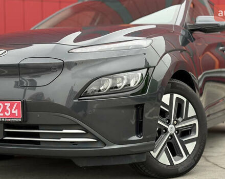 Серый Хендай Kona, объемом двигателя 0 л и пробегом 50 тыс. км за 18500 $, фото 5 на Automoto.ua