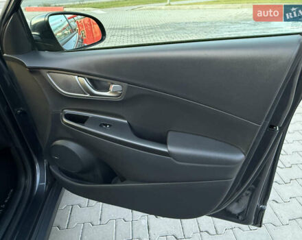 Серый Хендай Kona, объемом двигателя 0 л и пробегом 71 тыс. км за 17999 $, фото 31 на Automoto.ua