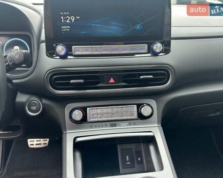 Серый Хендай Kona, объемом двигателя 0 л и пробегом 61 тыс. км за 17900 $, фото 30 на Automoto.ua