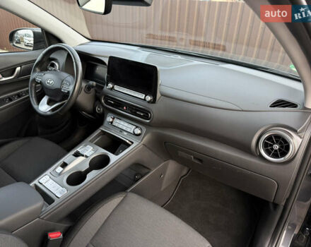 Серый Хендай Kona, объемом двигателя 0 л и пробегом 41 тыс. км за 18000 $, фото 35 на Automoto.ua