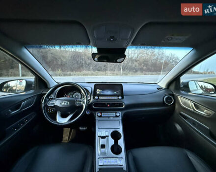Сірий Хендай Kona, об'ємом двигуна 0 л та пробігом 63 тис. км за 18900 $, фото 3 на Automoto.ua