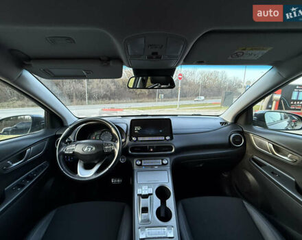 Серый Хендай Kona, объемом двигателя 0 л и пробегом 71 тыс. км за 17999 $, фото 4 на Automoto.ua