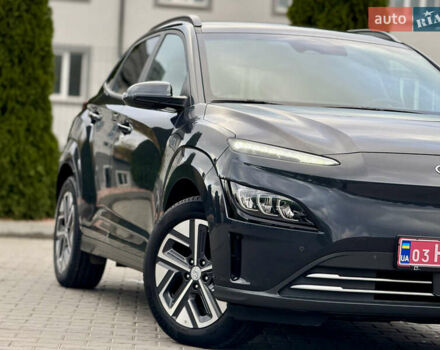 Серый Хендай Kona, объемом двигателя 0 л и пробегом 56 тыс. км за 17299 $, фото 3 на Automoto.ua