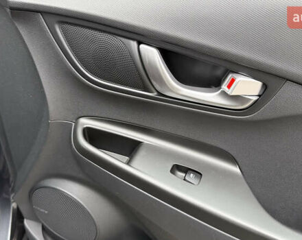 Серый Хендай Kona, объемом двигателя 0 л и пробегом 50 тыс. км за 18500 $, фото 54 на Automoto.ua