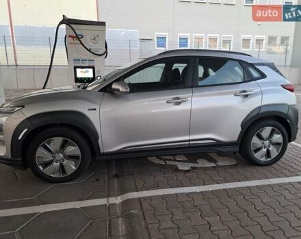 Серый Хендай Kona, объемом двигателя 0 л и пробегом 98 тыс. км за 19373 $, фото 4 на Automoto.ua