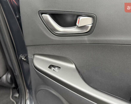 Серый Хендай Kona, объемом двигателя 0 л и пробегом 50 тыс. км за 18500 $, фото 49 на Automoto.ua