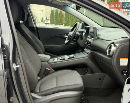 Серый Хендай Kona, объемом двигателя 0 л и пробегом 56 тыс. км за 17299 $, фото 38 на Automoto.ua