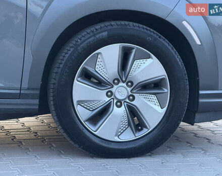 Серый Хендай Kona, объемом двигателя 0 л и пробегом 63 тыс. км за 18900 $, фото 11 на Automoto.ua