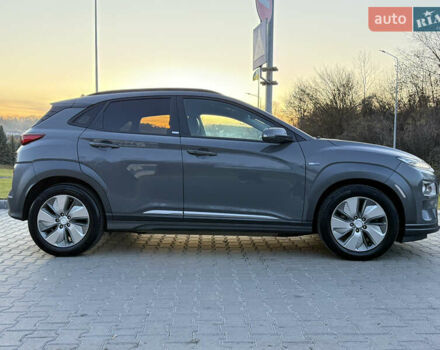 Сірий Хендай Kona, об'ємом двигуна 0 л та пробігом 63 тис. км за 18900 $, фото 8 на Automoto.ua