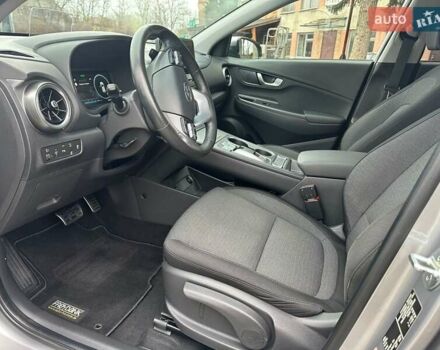 Серый Хендай Kona, объемом двигателя 0 л и пробегом 61 тыс. км за 17900 $, фото 20 на Automoto.ua